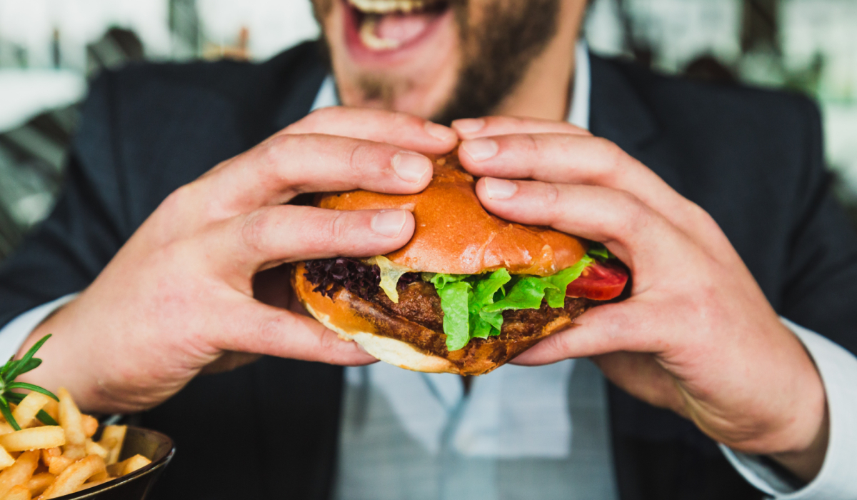 Man eet hamburger