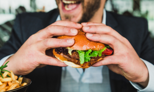 Man eet hamburger