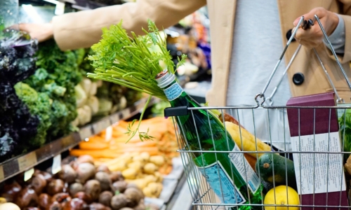 Hiiper Supermarkt Kwartaalmonitor, vrouw winkelt in versschap supermarkt
