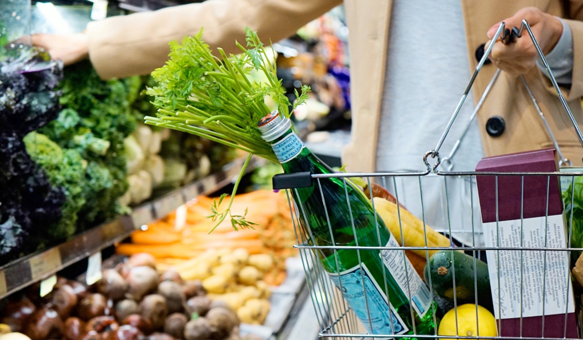 Hiiper Supermarkt Kwartaalmonitor, vrouw winkelt in versschap supermarkt